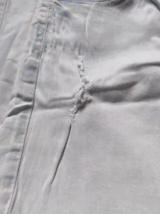 Pantalón vaquero desgastado azul claro