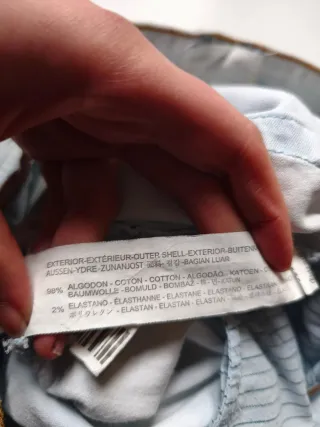 Pantalón vaquero desgastado azul claro