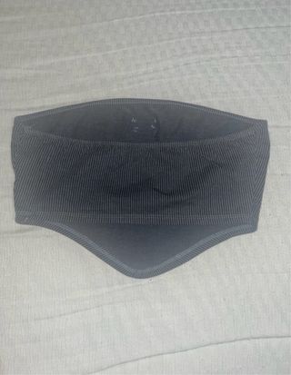 Top gris con detalle metálico