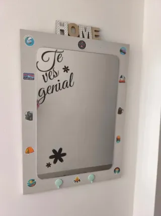Espejo decorado con pegatinas
