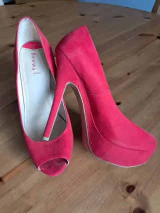 Zapatos de tacón Bershka rojos
