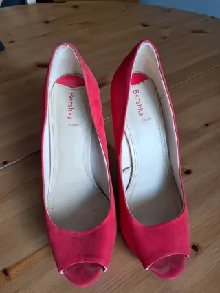 Zapatos de tacón Bershka rojos