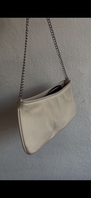 Bolso de hombro beige con cadena plateada