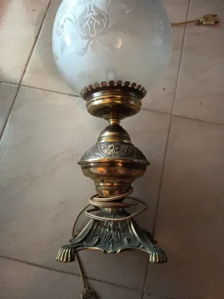 Lampade da tavolo dorate e trasparenti