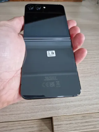 Samsung Galaxy Z Flip5 completamente nuovo