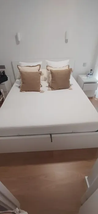 Cama, colchón y canapé de madera