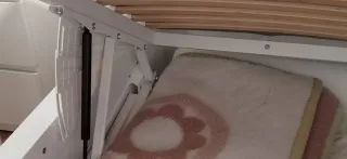 Cama, colchón y canapé de madera