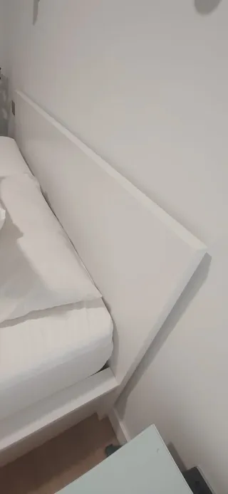 Cama, colchón y canapé de madera