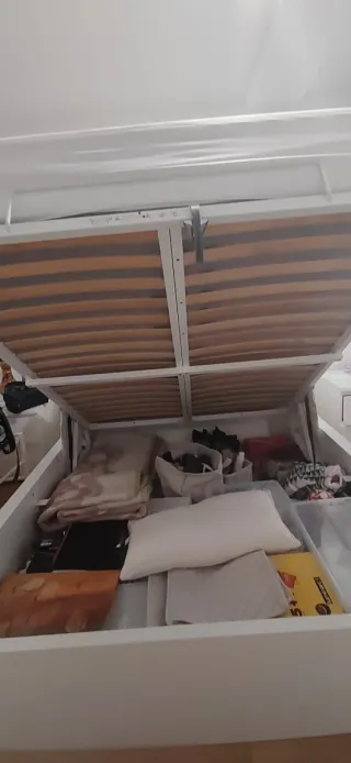 Cama, colchón y canapé de madera