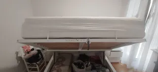 Cama, colchón y canapé de madera