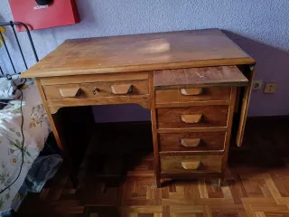 Escritorio de madera con cajones