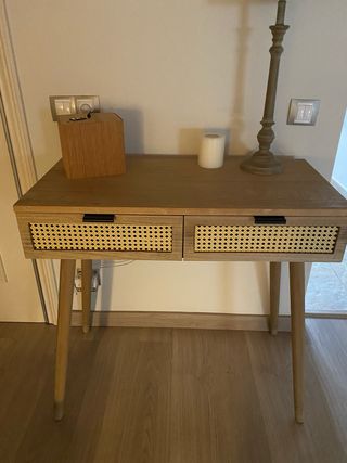 Aparador de madera y ratán