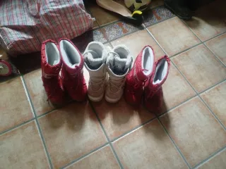 Botas de nieve rojas y blancas