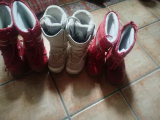 Botas de nieve rojas y blancas
