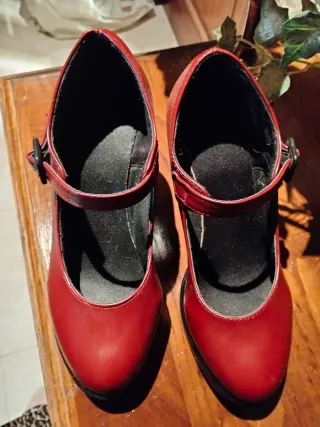 Elegantes Zapatos Corte Salon granates.