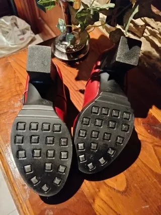 Elegantes Zapatos Corte Salon granates.