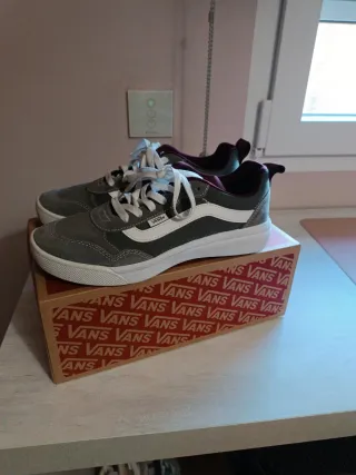 Zapatillas Vans grises y blancas