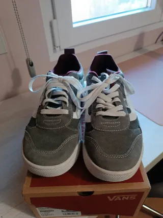 Zapatillas Vans grises y blancas