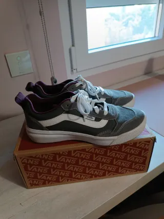 Zapatillas Vans grises y blancas