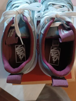 Zapatillas Vans grises y blancas