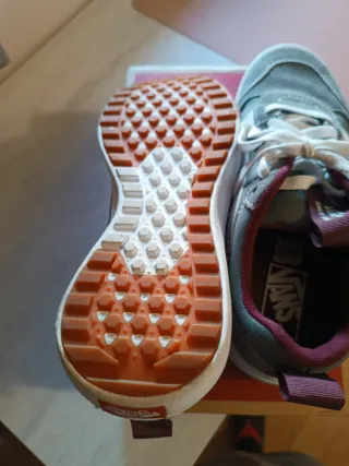 Zapatillas Vans grises y blancas