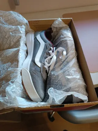 Zapatillas Vans grises y blancas