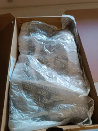 Zapatillas Vans grises y blancas