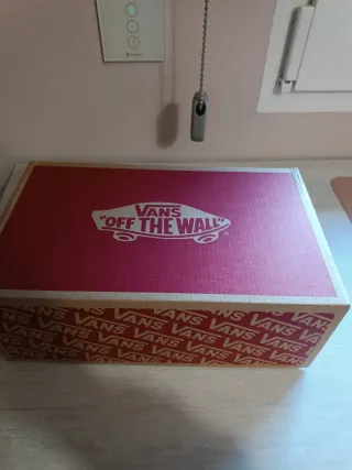 Zapatillas Vans grises y blancas