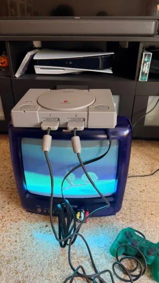 Console PlayStation 1 con accessori
