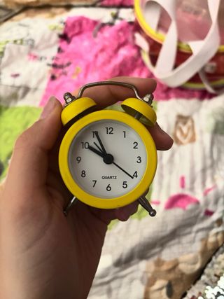 Mini reloj despertador amarillo