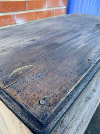 Cómoda de pino con detalles metálicos