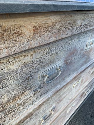 Cómoda de pino con detalles metálicos