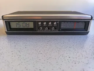 Radio Despertador Auritone Quartz 3 Band