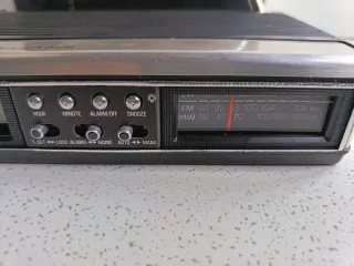 Radio Despertador Auritone Quartz 3 Band