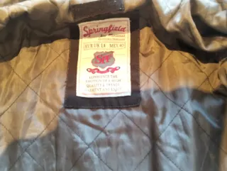 Chaqueta con capucha y cremallera