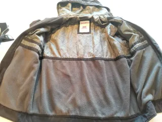 Chaqueta con capucha y cremallera