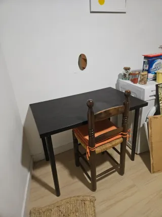 Mesa negra de madera