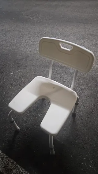 Silla de ducha blanca de plástico