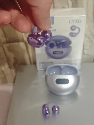 Auriculares inalámbricos morados y plateados