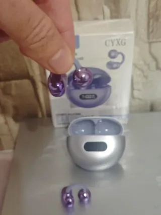 Auriculares inalámbricos morados y plateados