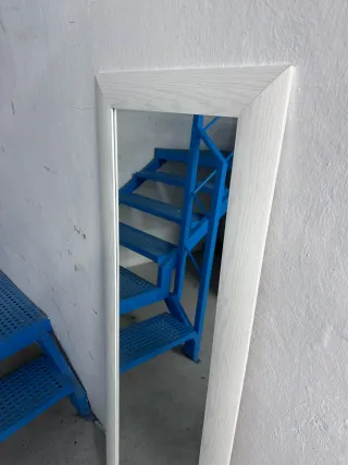 Espejo de pared largo de madera