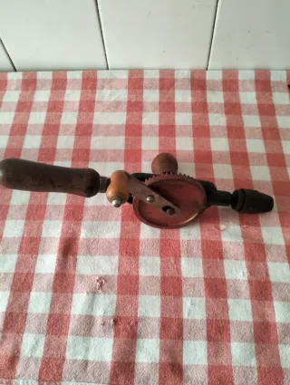 Taladro de manivela antiguo