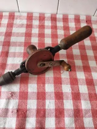 Taladro de manivela antiguo