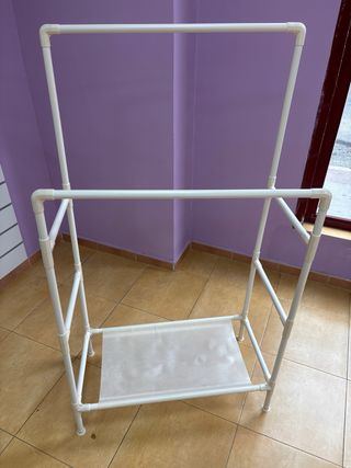 Perchero Metálico Ajustable con Ruedas