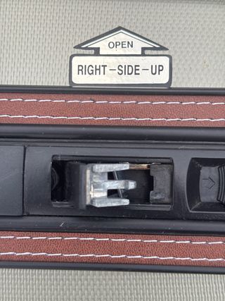 Maleta de viaje gris y marrón