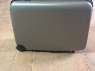 Maleta de viaje gris y marrón