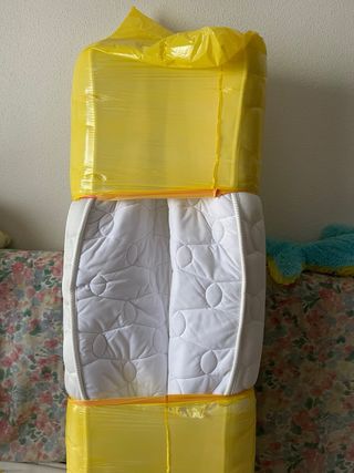 Cuna de bebé blanca con colchón