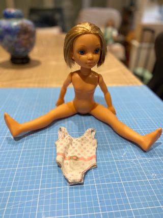 Nancy moderna con bañador y gorro