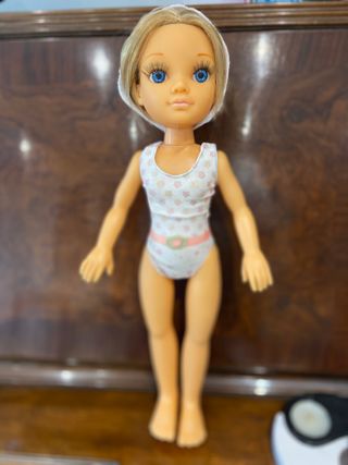 Nancy moderna con bañador y gorro