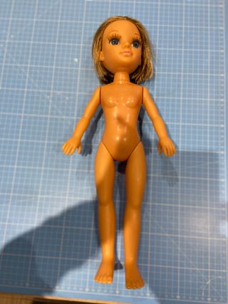 Nancy moderna con bañador y gorro